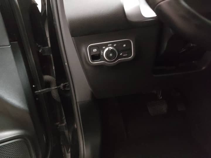 Slika prikazuje unutrašnjost vozila, volan i kontrole.