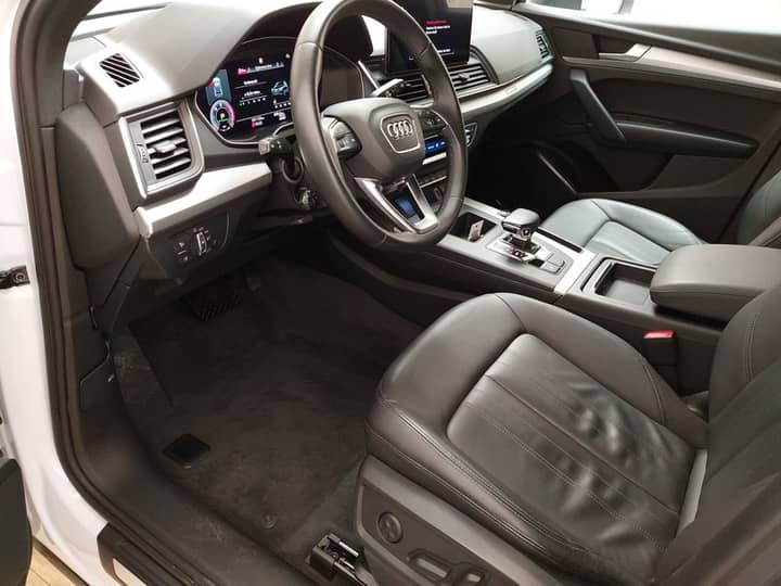 Slika prikazuje unutrašnjost vozila (volan, sjedala).