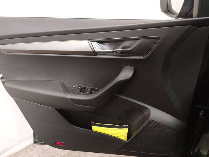 Slika prikazuje unutrašnjost vrata automobila.