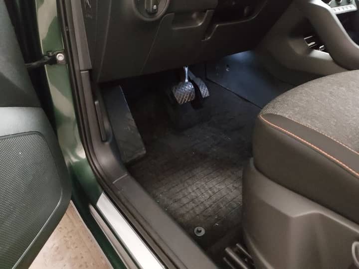Slika prikazuje unutrašnjost vozila (pedale i prostor vozača).
