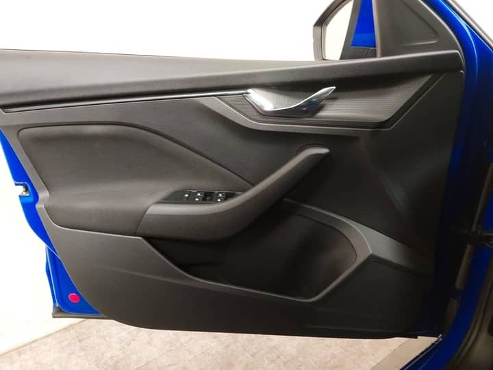Slika prikazuje unutrašnjost vrata automobila.