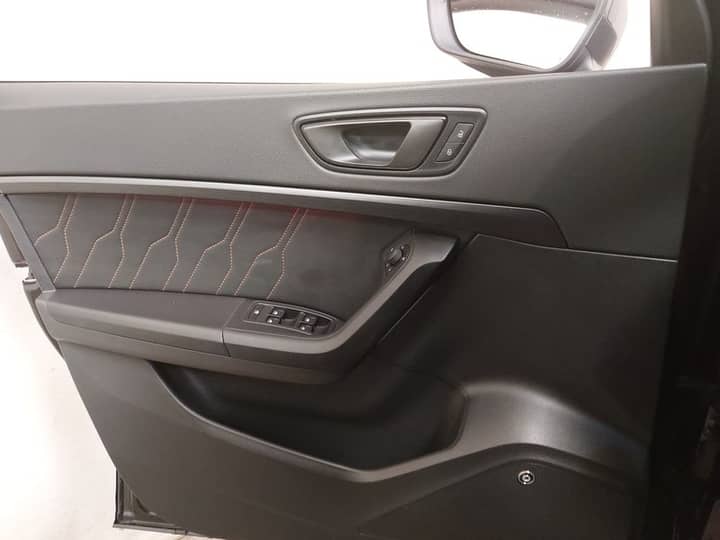 Slika prikazuje unutrašnjost vozila—panel vrata i kontrole.
