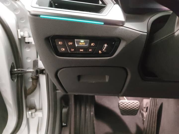 Slika prikazuje unutrašnjost vozila (panel i pedale).