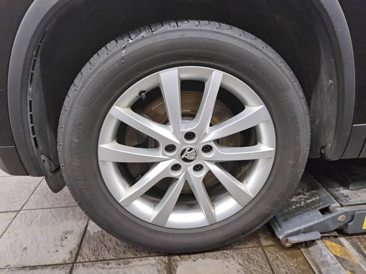 Slika prikazuje vanjski kotač i felnu automobila.
