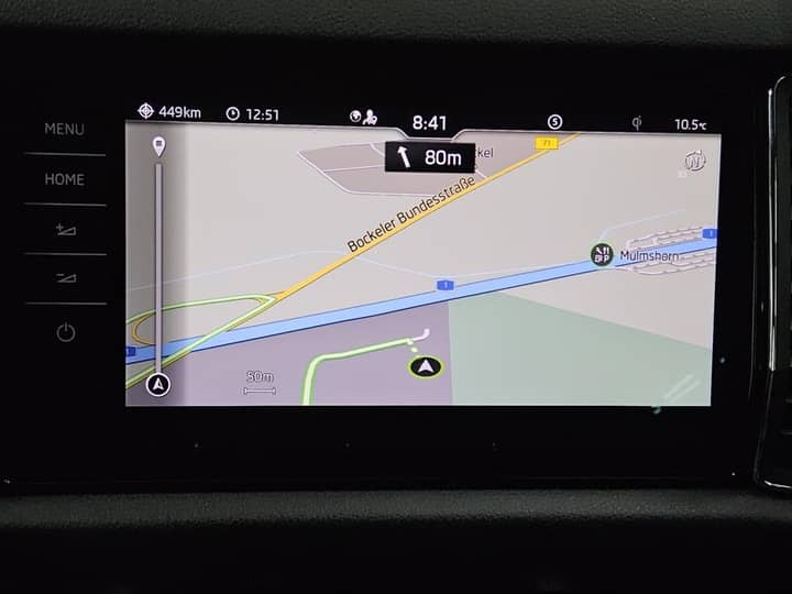 Slika prikazuje unutrašnjost vozila (navigacijski zaslon).