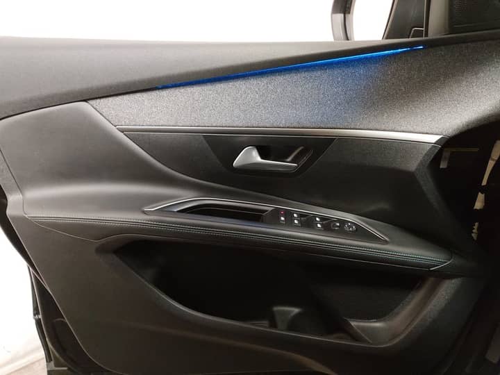 Slika prikazuje unutrašnjost vrata automobila.