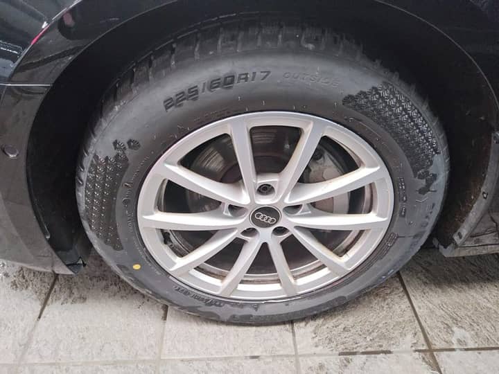 Slika prikazuje vanjske kotače i dio blatnika na parkiranoj limuzini.