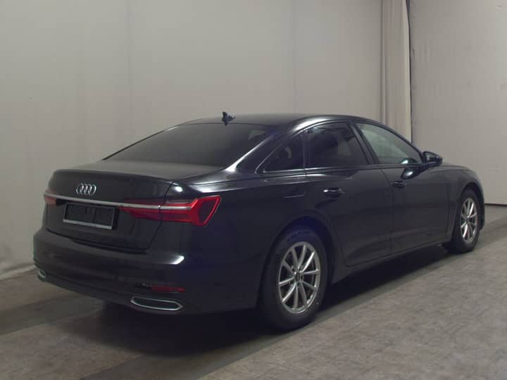 Crni Audi A6/jeep karavan? Ne; opis: stražnji lijevi bok vozila u zatvorenom prostoru