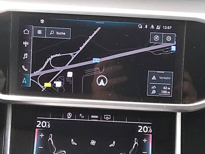 Zaslon s navigacijskim zaslonom i kontrole u unutrašnjosti automobila.
