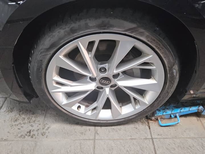 Slika prikazuje vanjski dio vozila — kotač i felga.