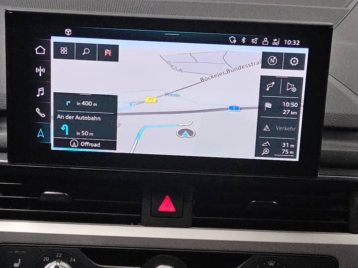 Slika prikazuje unutrašnjost vozila, zaslon navigacije.