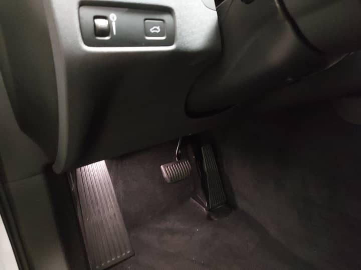 Slika prikazuje unutrašnjost vozila, fokus na pedalama.