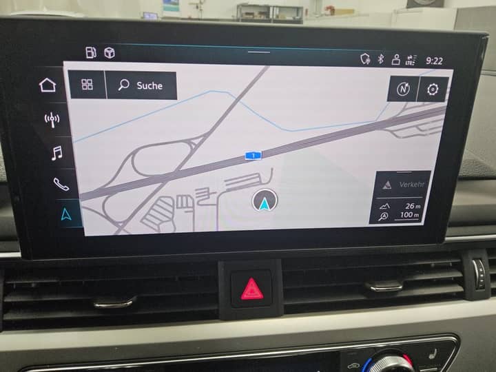 Slika prikazuje unutrašnjost vozila – zaslon navigacije.