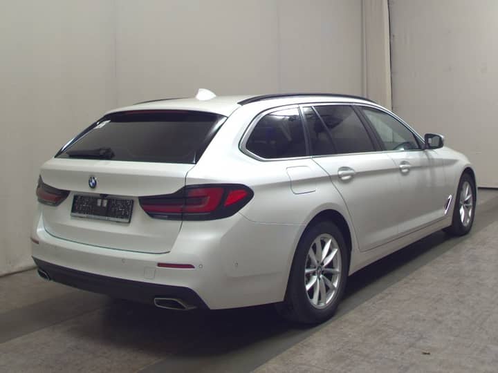 Slika prikazuje vanjsku karoseriju automobila.