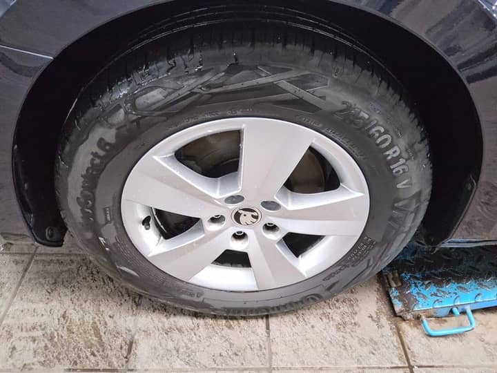 Slika prikazuje vanjsku stranu kotača automobila.