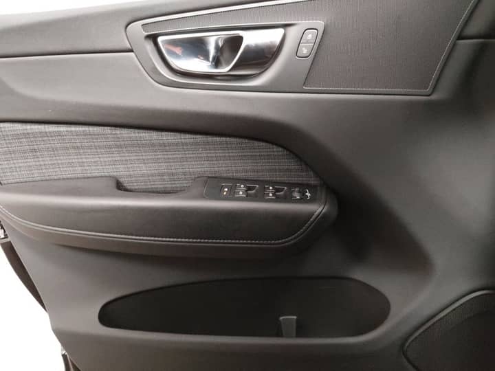 Slika prikazuje unutrašnjost vozila, panel vrata i kontrole.
