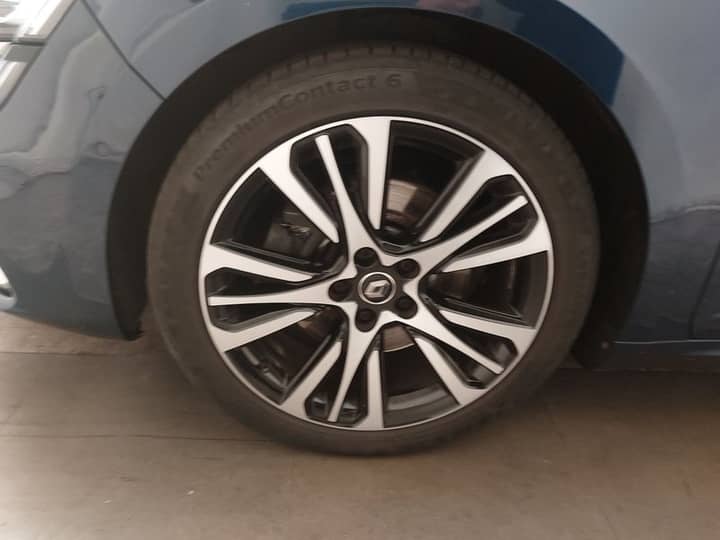 Slika prikazuje vanjski dio automobila (kotač).