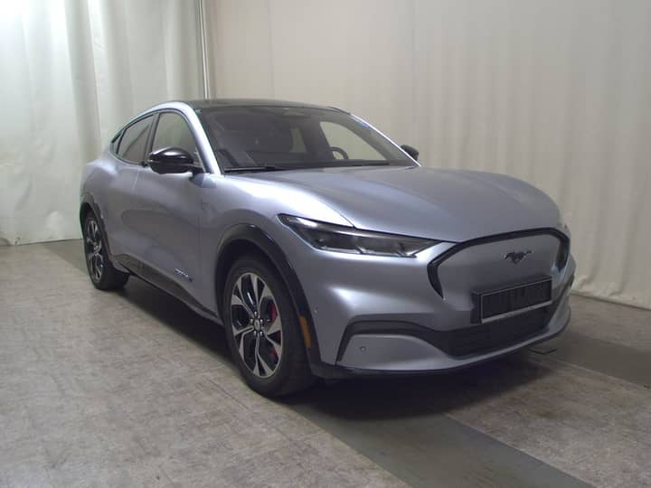 Slika prikazuje vanjštinu vozila (karoserija i prednja svjetla).
