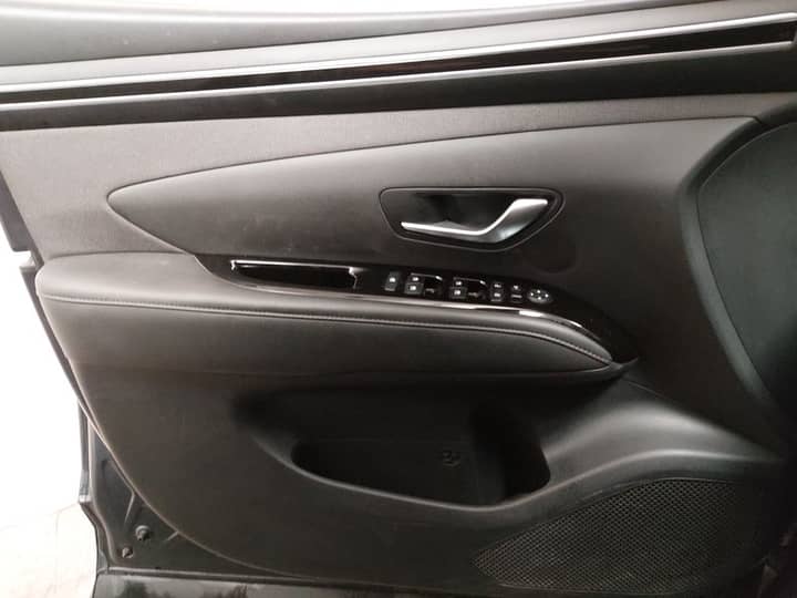 Slika prikazuje unutrašnjost vrata automobila.