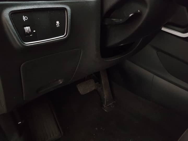 Slika prikazuje unutrašnjost vozila, pedale i volan.
