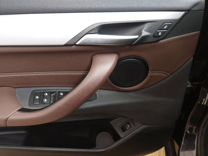 Slika prikazuje unutrašnjost vozila – panel vrata s kontrolama.