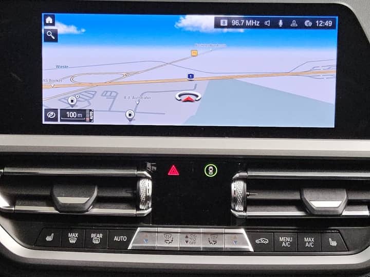 Slika prikazuje unutrašnjost vozila – središnja konzola i infotainment.