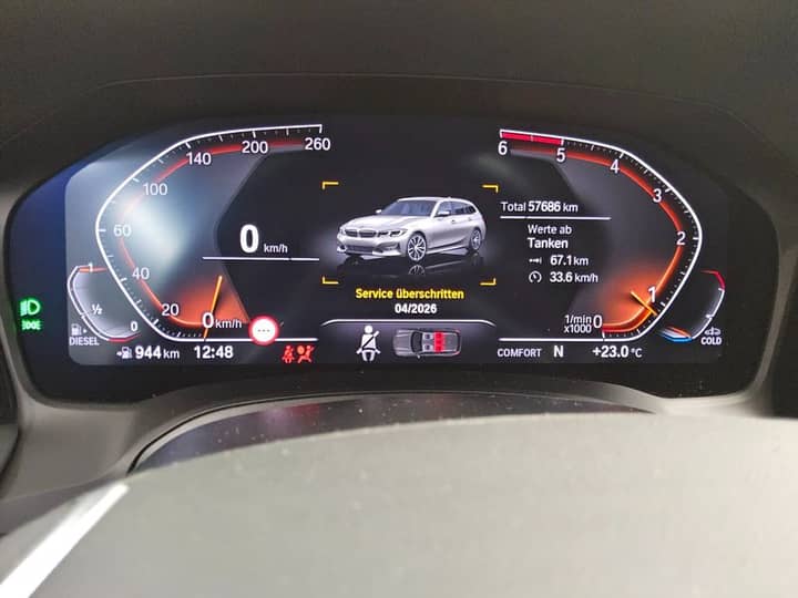 Slika prikazuje unutrašnjost vozila: instrument ploče, volan i sjedala.