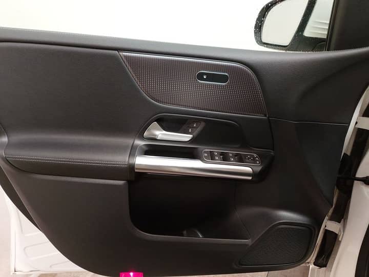 Slika prikazuje unutrašnjost vrata automobila.