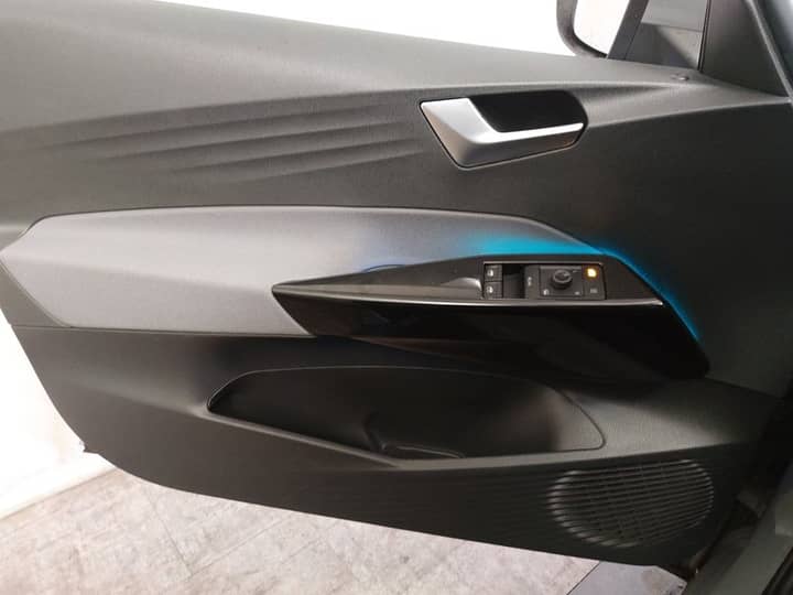 Slika prikazuje unutrašnjost vrata automobila.