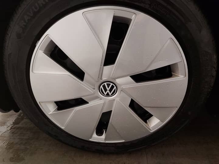 Slika prikazuje vanjsku stranu kotača automobila.