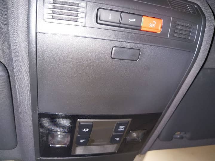 Slika prikazuje unutrašnjost vozila, kontrolni panel i sjedala.