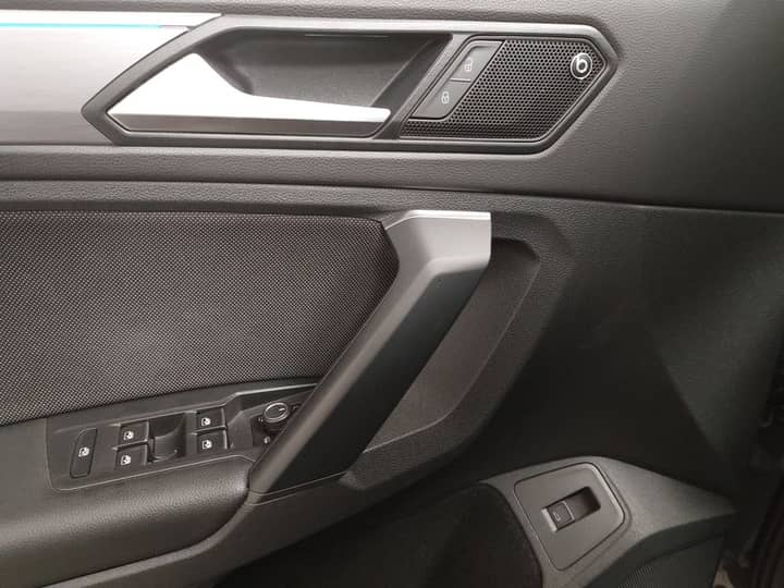 Slika prikazuje unutrašnjost vozila (panel vrata, kontrole).