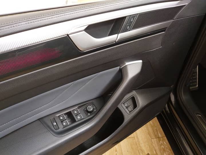 Slika prikazuje unutrašnjost vozila – panel vrata i kontrole prozora.