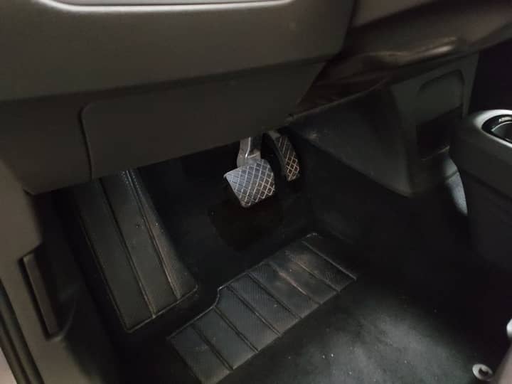Slika prikazuje unutrašnjost vozila, područje papučica.
