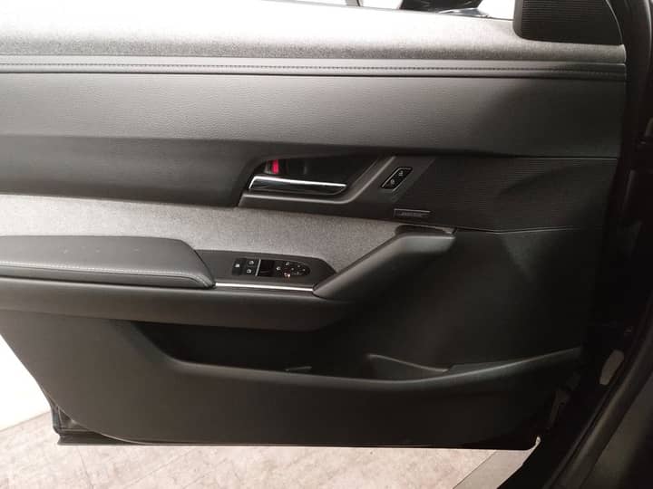 Slika prikazuje unutrašnjost vrata automobila.