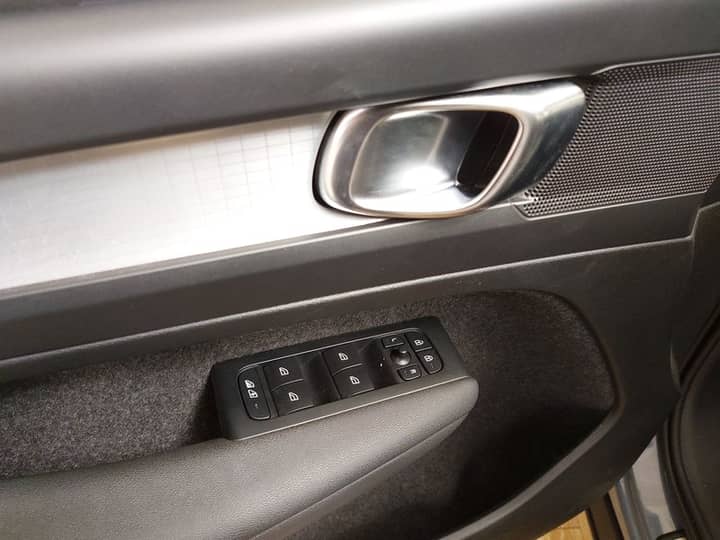 Slika prikazuje unutrašnjost vozila (panel s kontrolama).