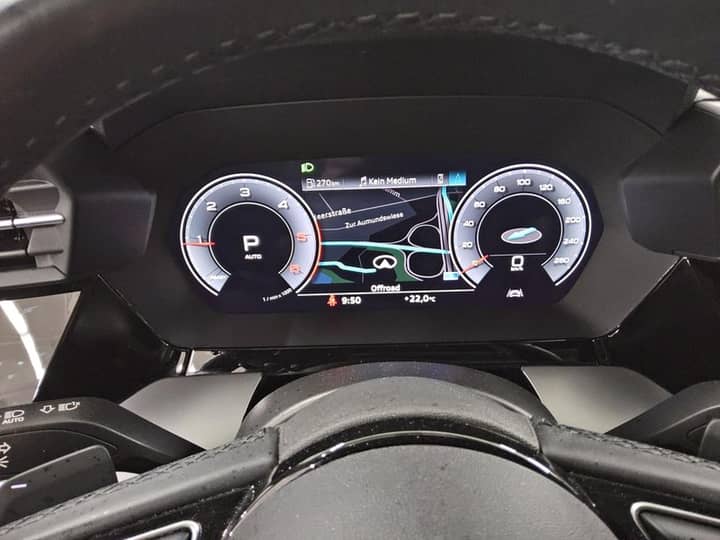 Dashboard zaslona vozila s mjestom vožnje, brzine i preostali podaci na kontrolnoj ploči.