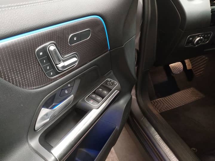 Slika prikazuje unutrašnjost vozila (panel vrata i kontrole).
