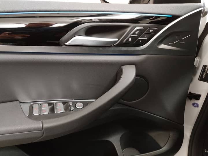 Slika prikazuje unutrašnjost vozila - panel vrata.