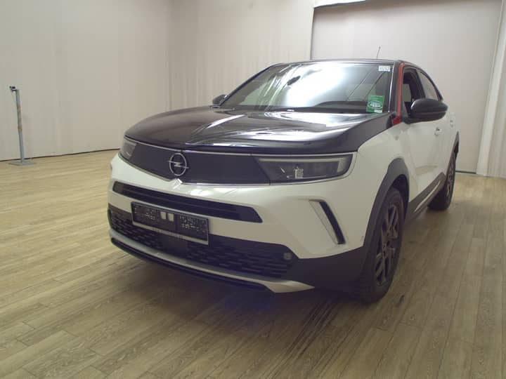 Suv bijeli crossover Opel na podiju, pogled s prednjeg boka i dijelovi karoserije vidljivi.