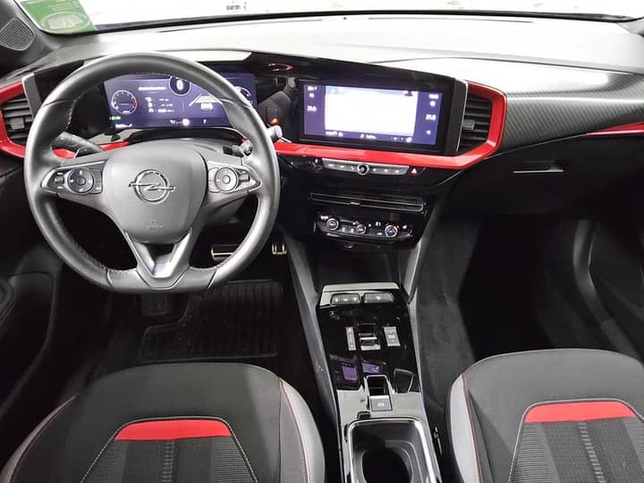 Prikaz interijera vozila: cockpit s volanom, centralni ekran i upravljačke ploče.