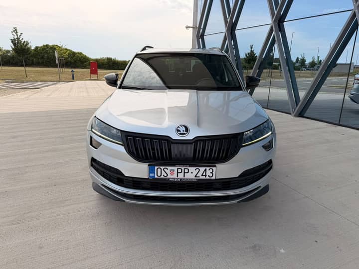Slika prikazuje vanjsku prednju stranu vozila.