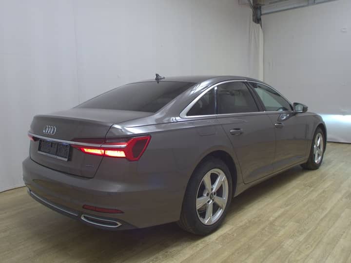 Slika prikazuje vanjski dio automobila (eksterijer).