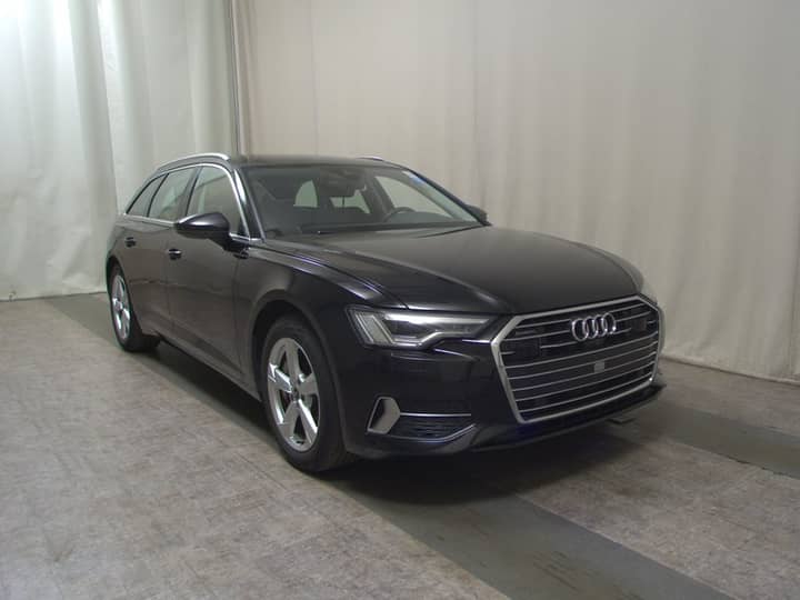 Crni Audi A6 karavan/limuzina fotografiran s prednje strane na zatvorenoj pozadini.