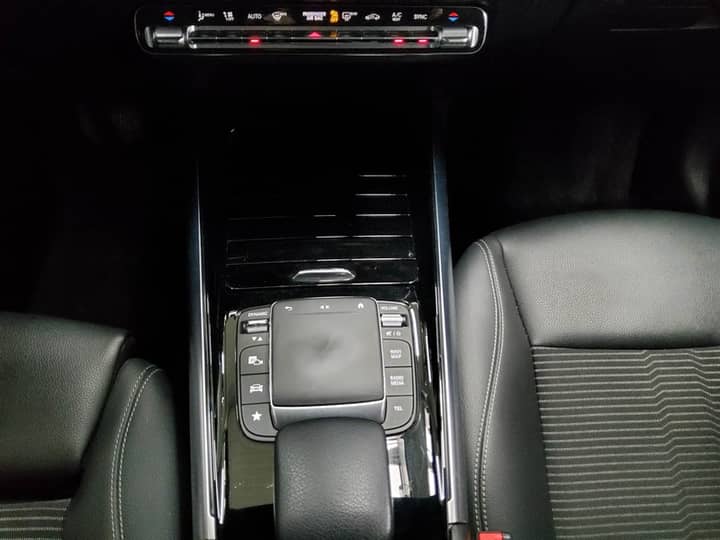 Slika prikazuje unutrašnjost vozila (središnji panel i sjedišta).