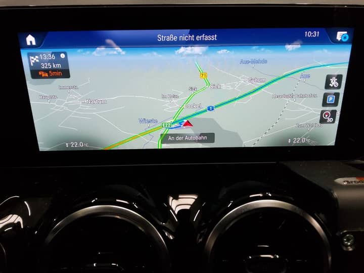 Slika prikazuje unutrašnjost vozila (navigacijski zaslon).