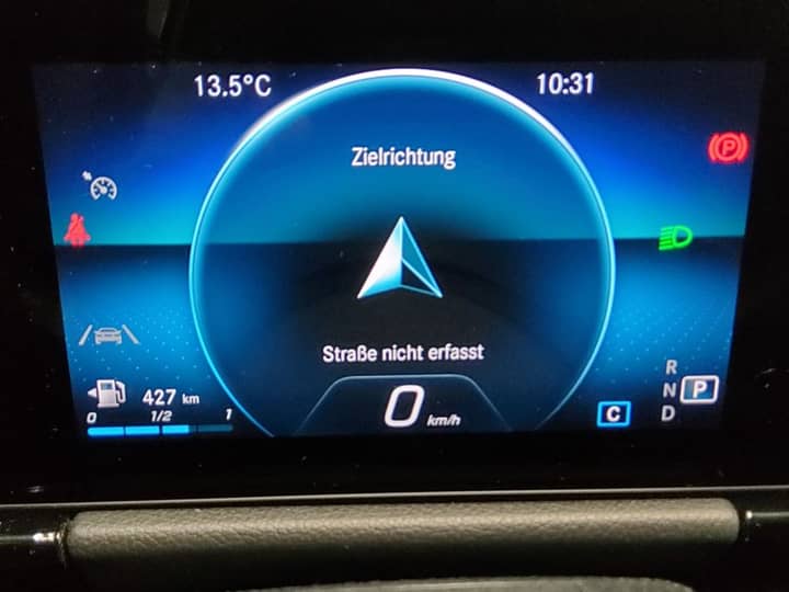 Slika prikazuje unutrašnjost vozila – instrument ploča.