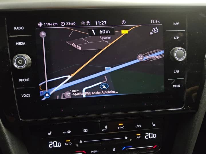 Slika prikazuje unutrašnjost vozila s navigacijskim zaslonom.