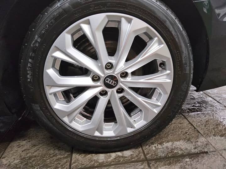 Slika prikazuje vanjsku stranu automobila (felga i guma).
