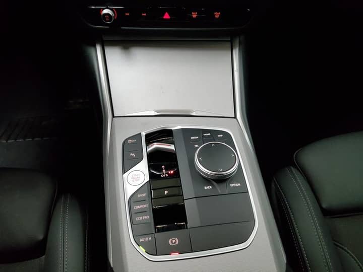 Slika prikazuje unutrašnjost vozila, središnji kontrolni panel.